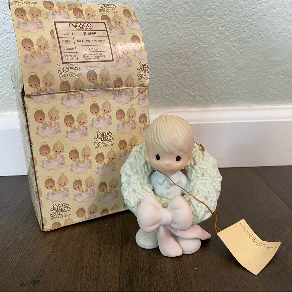 Precious Moments Surrounded By Joy 1983 E0506 Boy W/Christmas Wreath & Ribbon